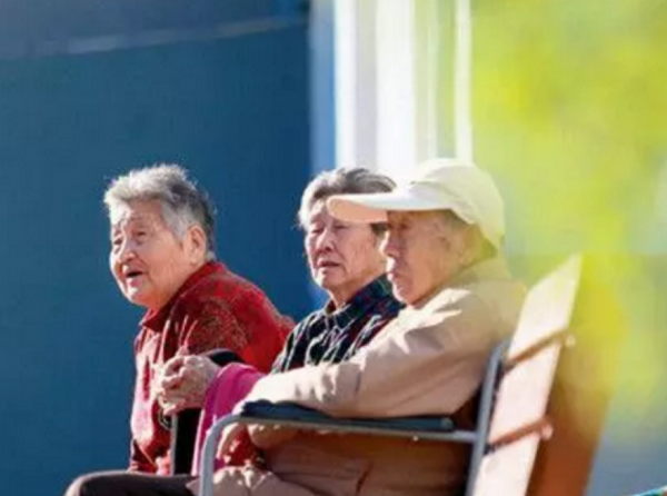 中国农村老龄化问题与国家为65岁以上老人提供的福利