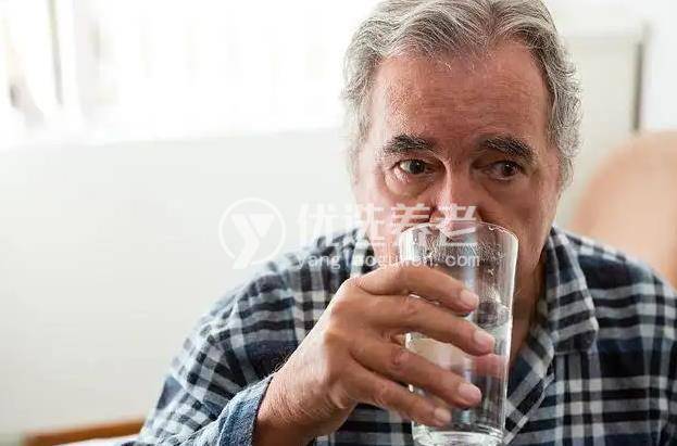 中老年人养生的六个误区之八杯水